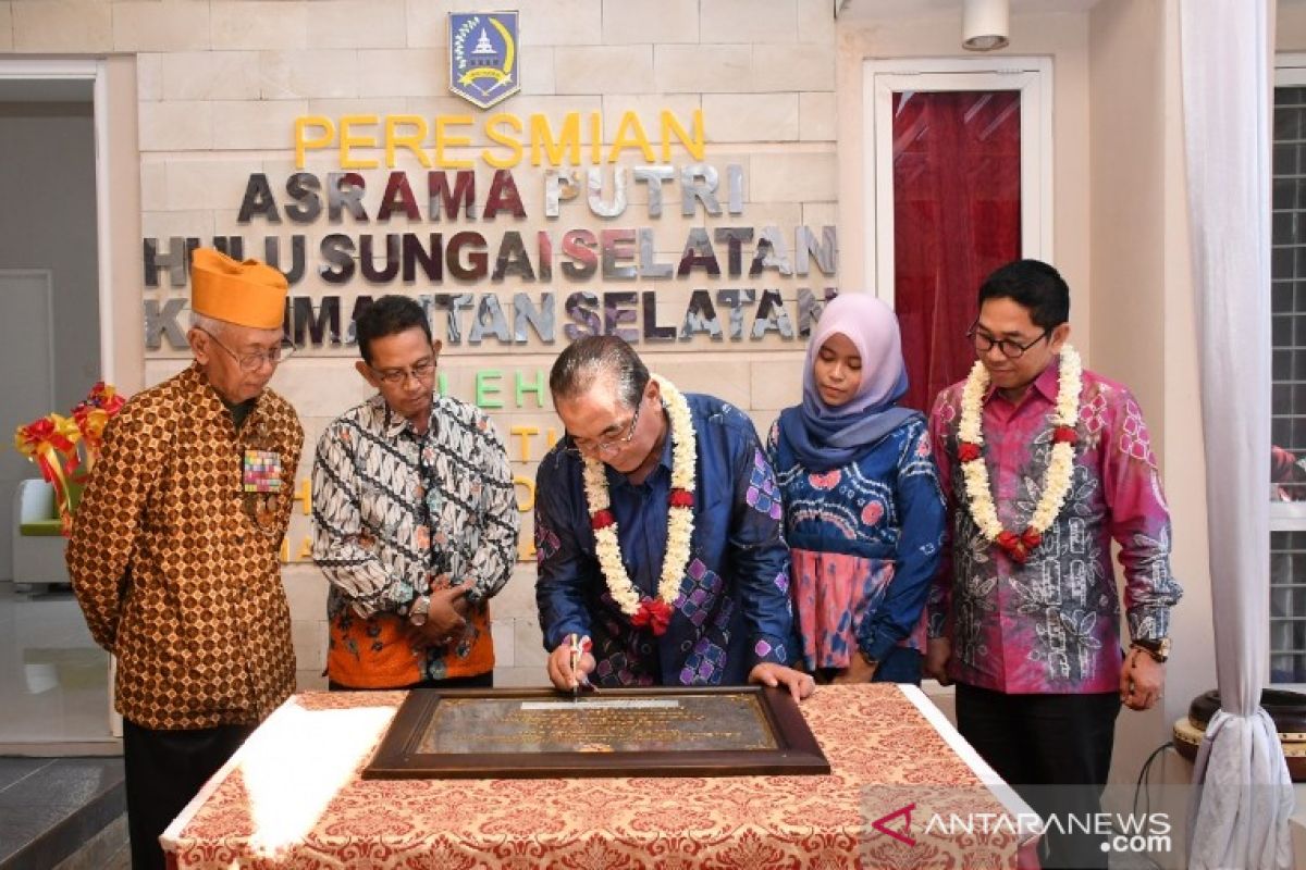 Bupati HSS resmikan asrama putri HSS di Malang