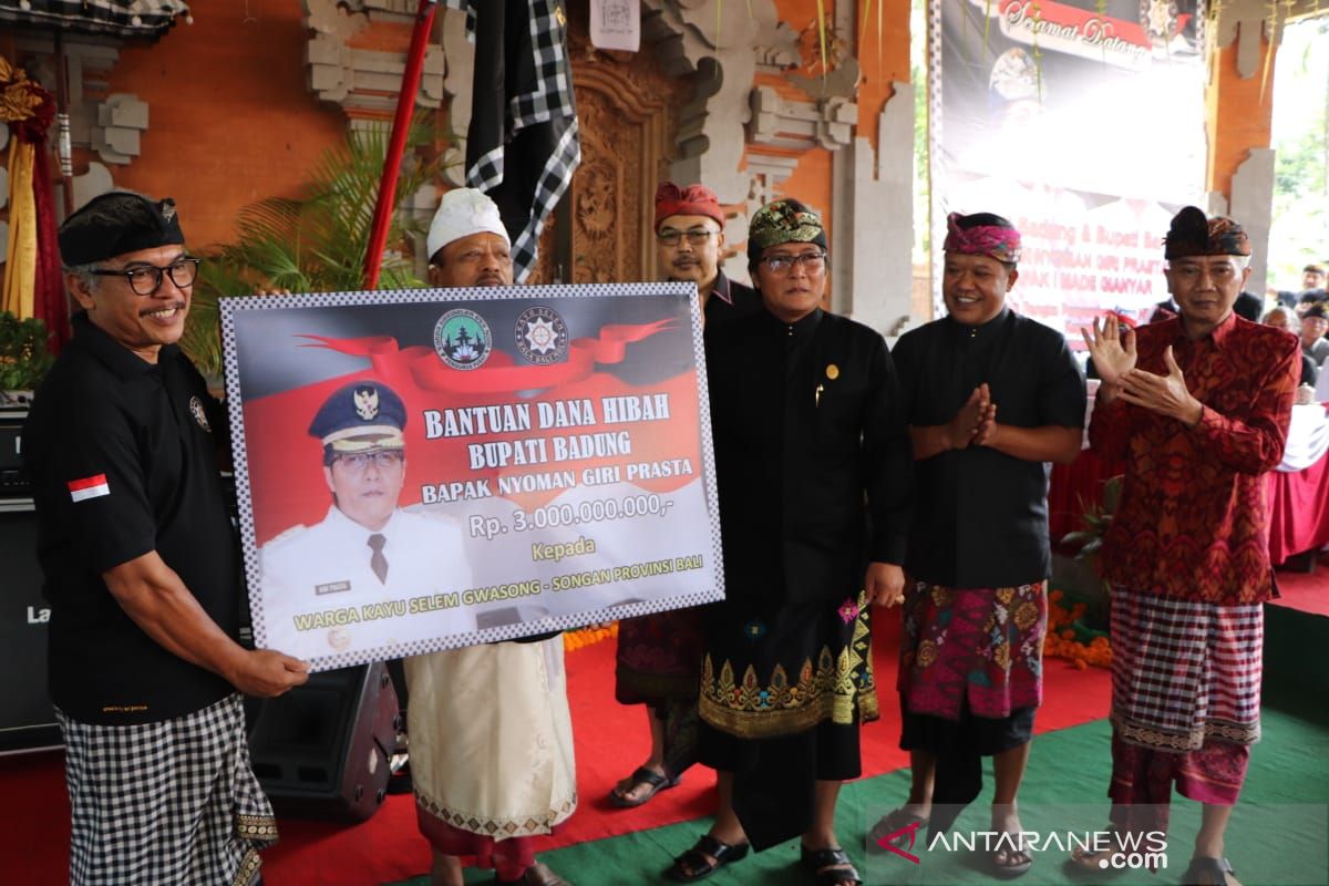 Badung serahkan dana hibah pemugaran pura di Bangli