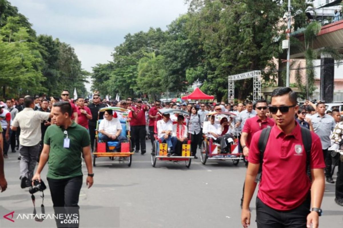 Jokowi Naik Becak Mulai Kampanye di Makassar