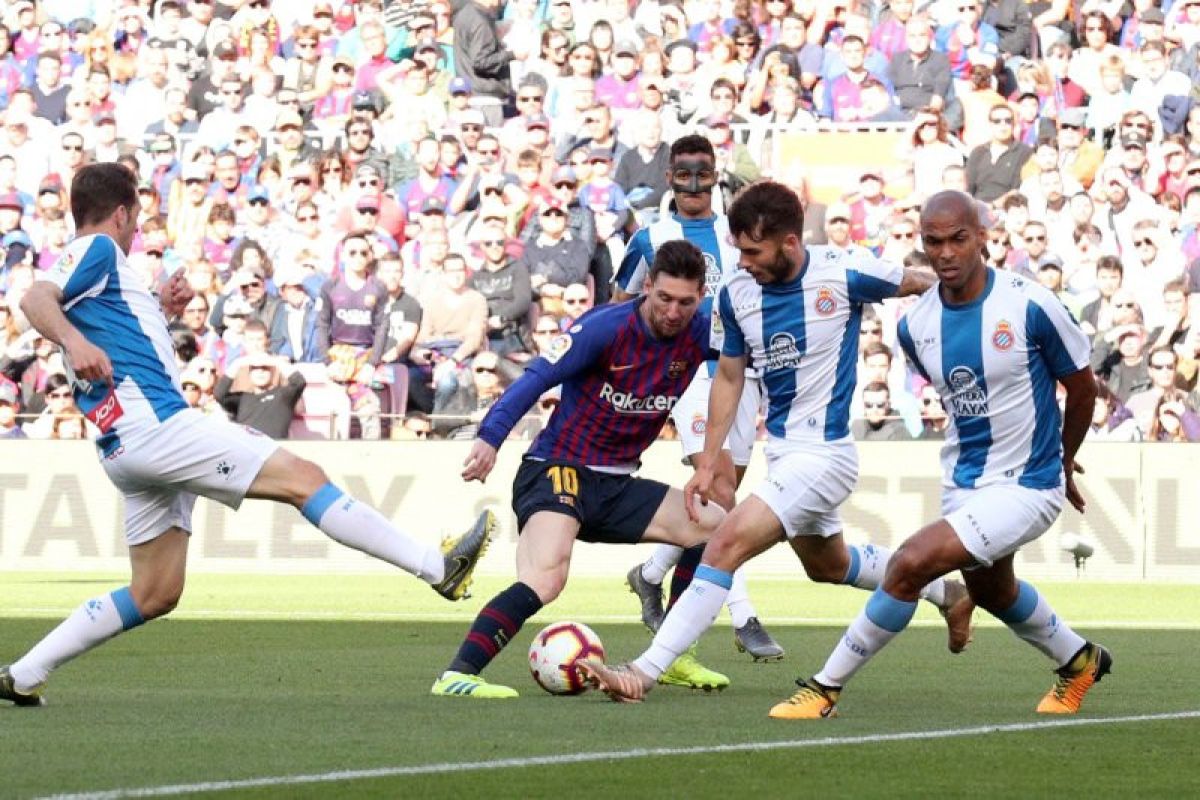 Messi borong gol saat Barca menangi derby Katalunya