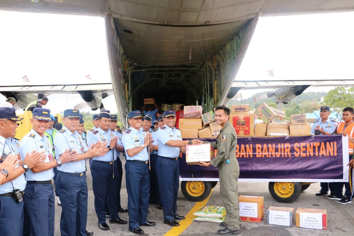 Pangkoopsau III Biak kirim bantuan kemanusiaan untuk korban banjir Sentani