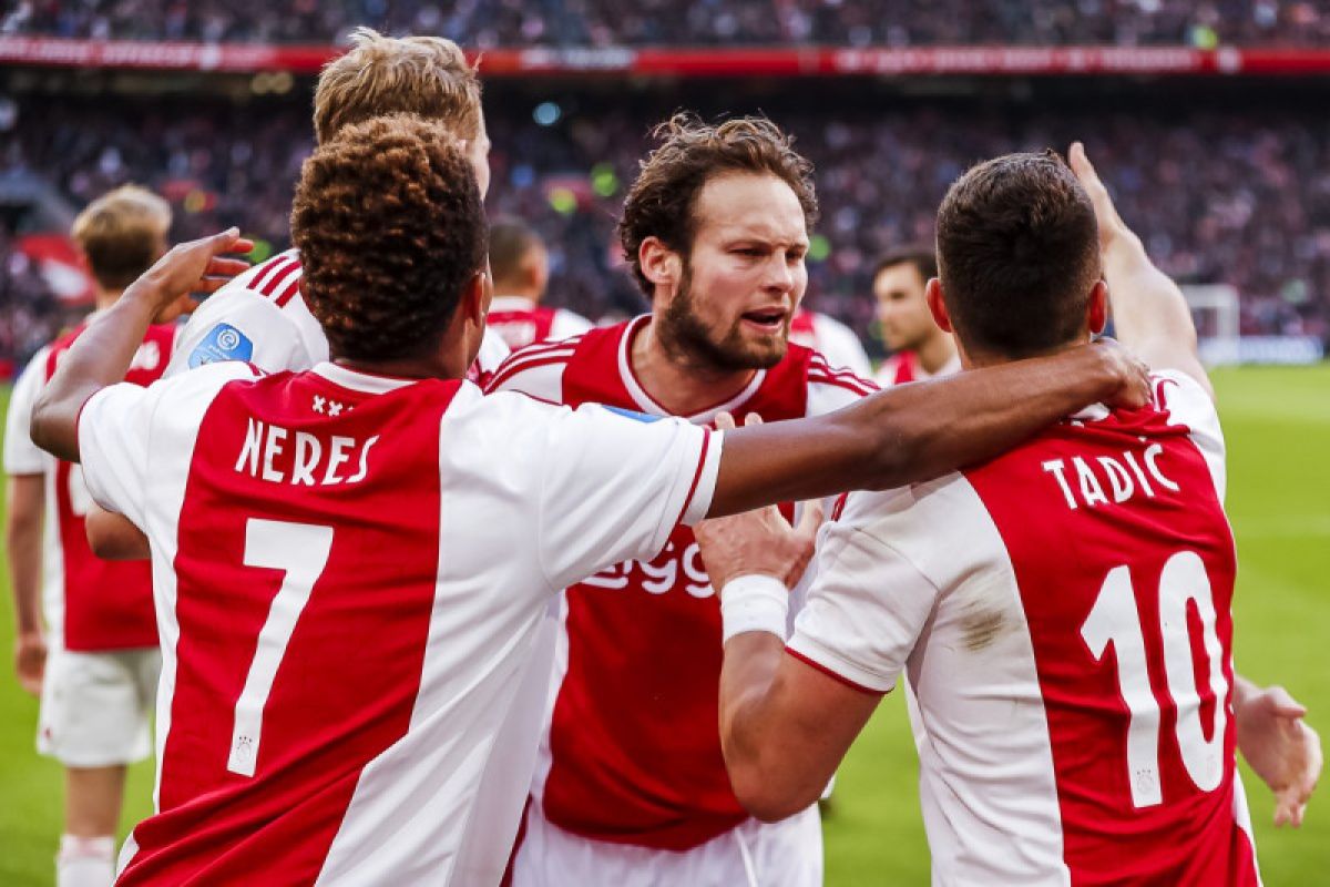 Meski hanya dengan 10 pemain, Ajax bungkam PSV 3-1