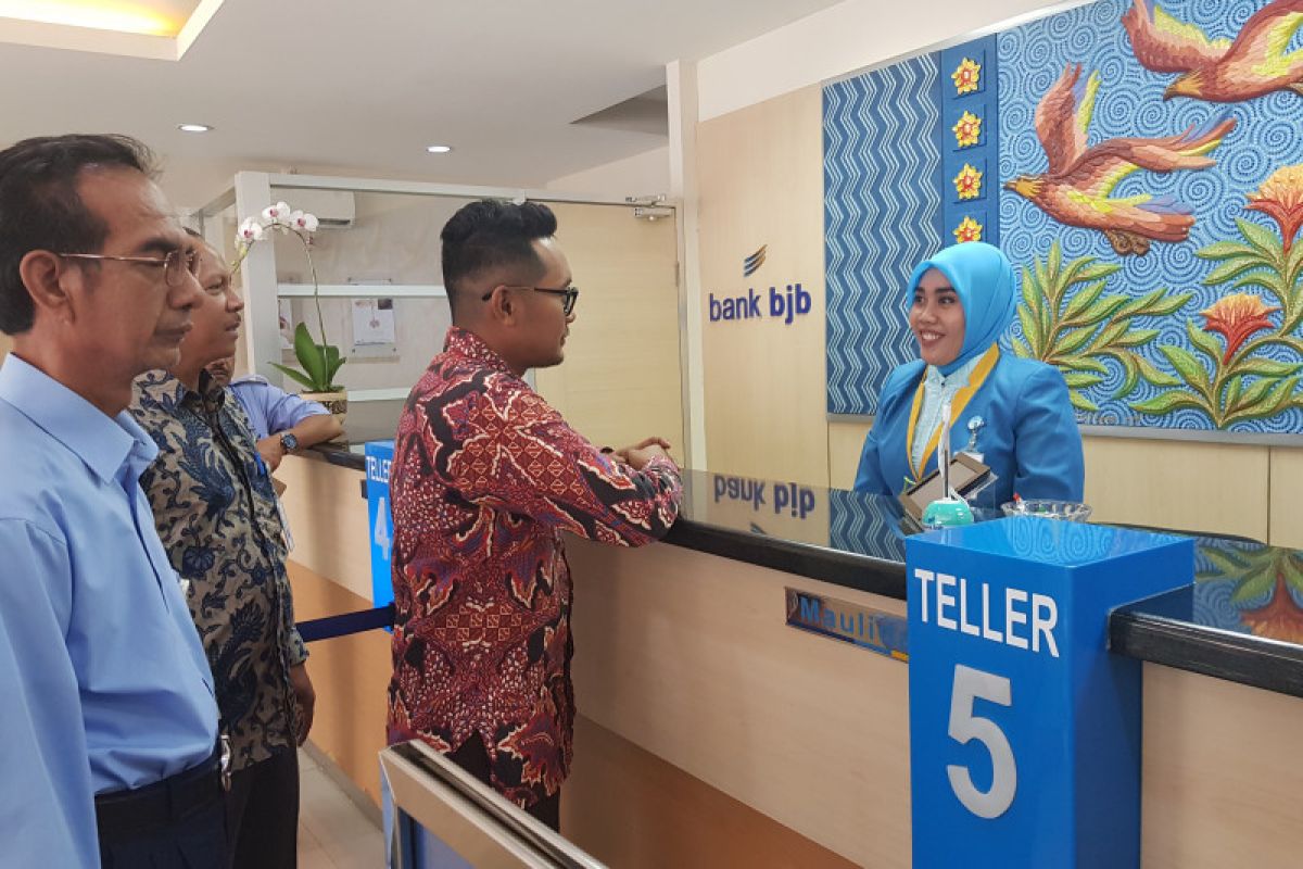 Warga Bekasi kini bisa bayar air di BJB