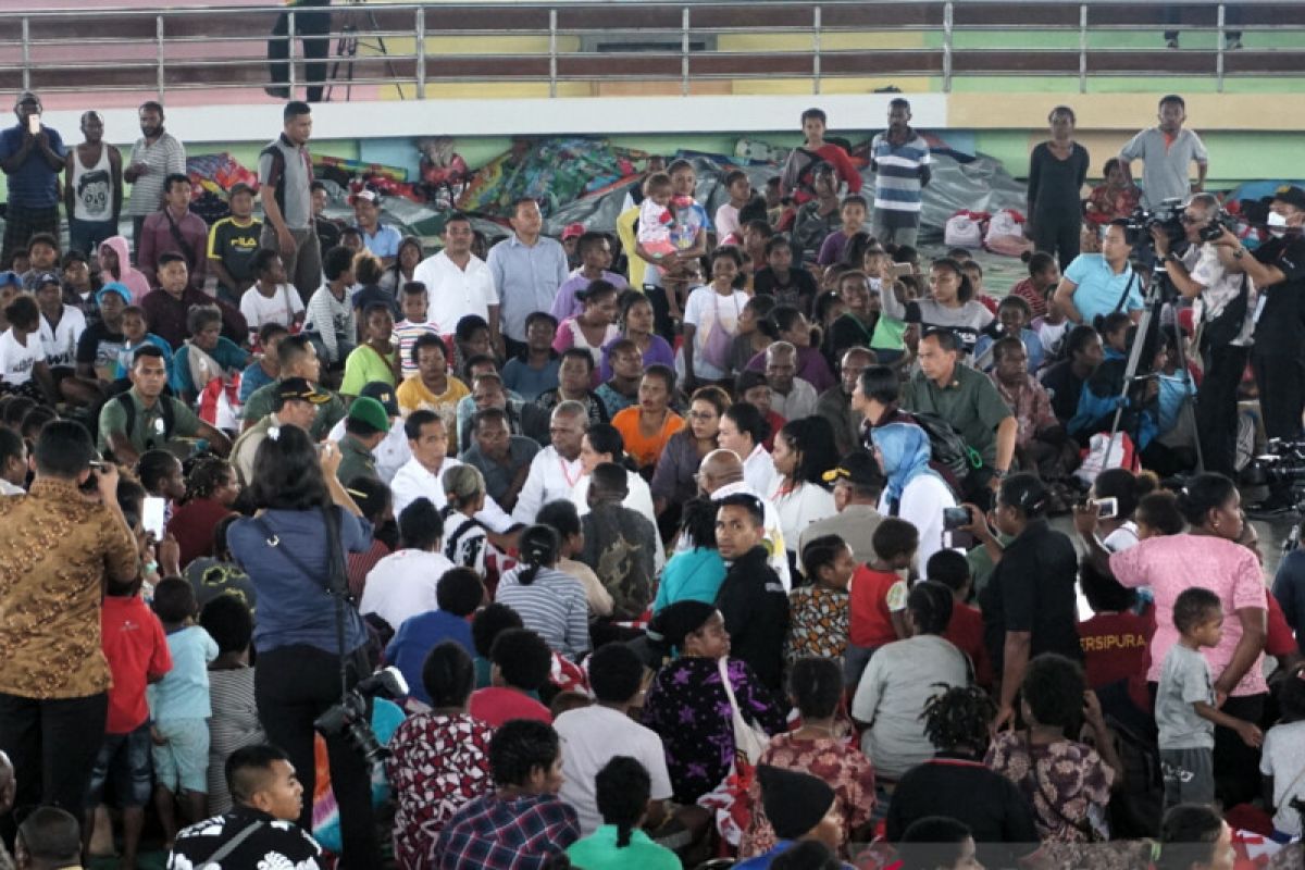 Jokowi visits Sentani flood victims at Toware Stadium