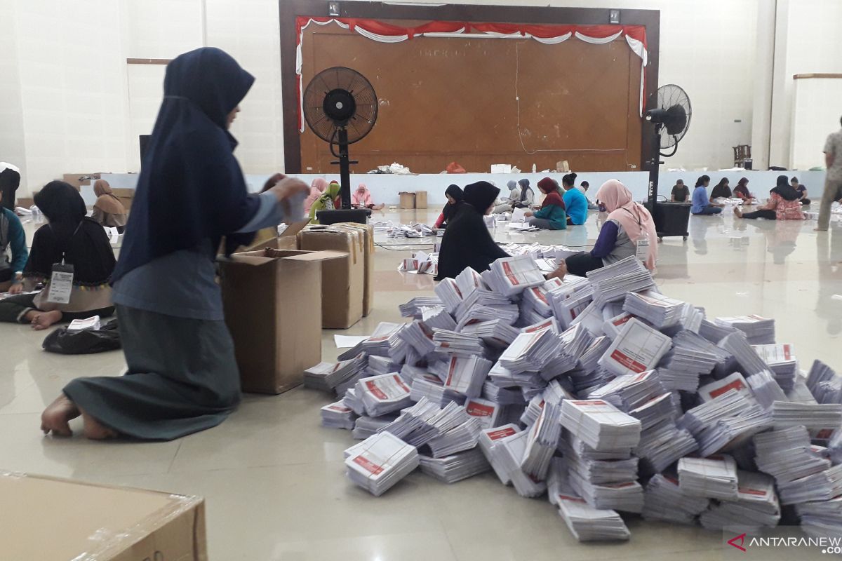 KPU Bangka Tengah mulai merekap surat suara rusak