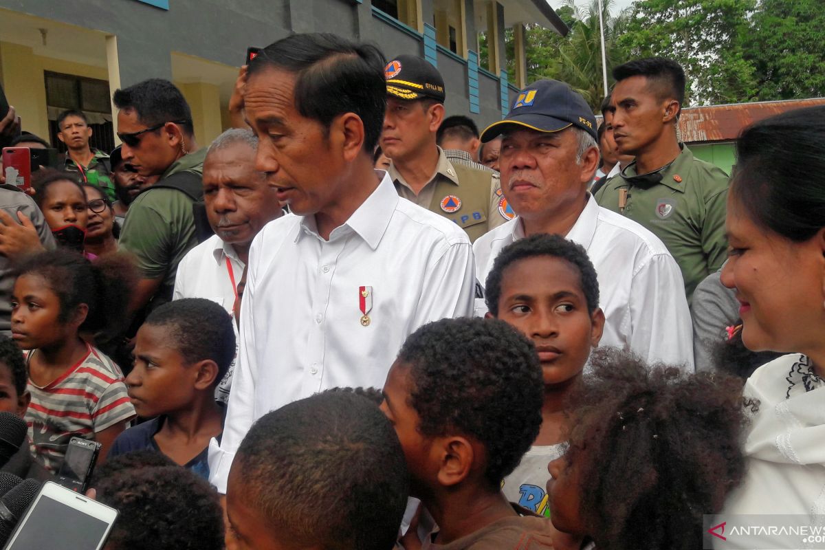 Ketika Jokowi ditarik anak-anak di sekolah rusak Desa Kemiri Papua