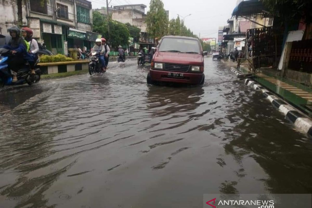 Diguyur hujan, jalan protokol di Tanjungbalai terendam