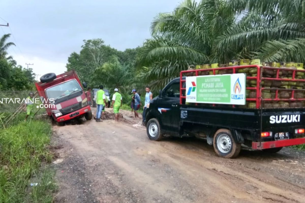 Distribusi Gas Elpiji  Di Paser Lewati Jalan Berlumpur