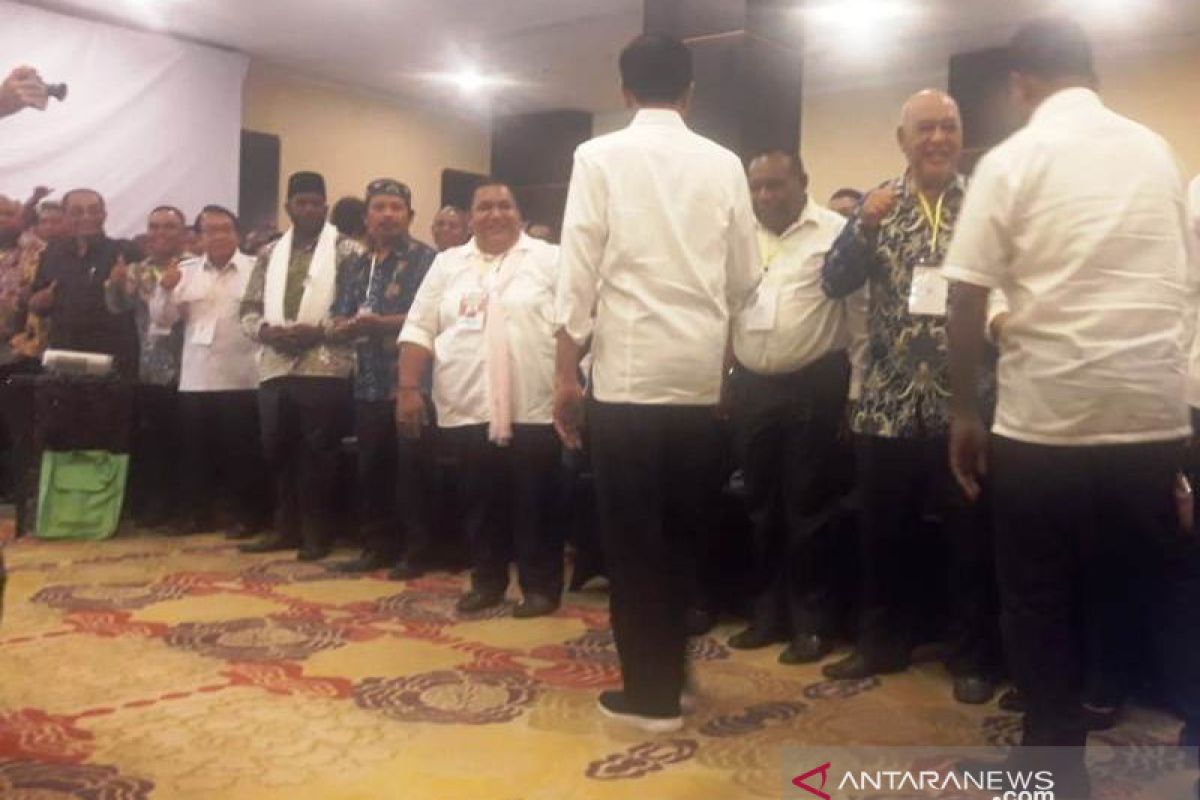 Jokowi temui relawan dan kader partai di Jayapura targetkan 85 persen