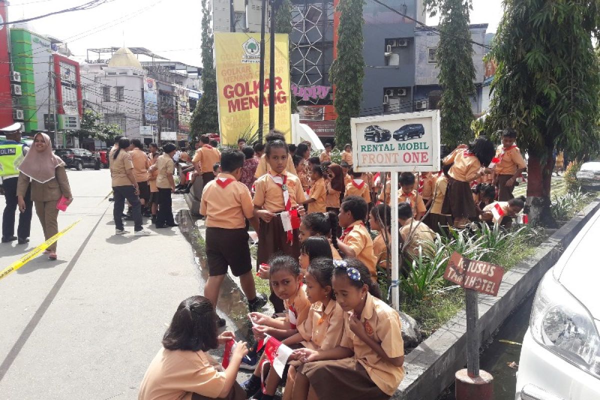 Anak sekolah dan kader partai padati lokasi kunjungan Jokowi
