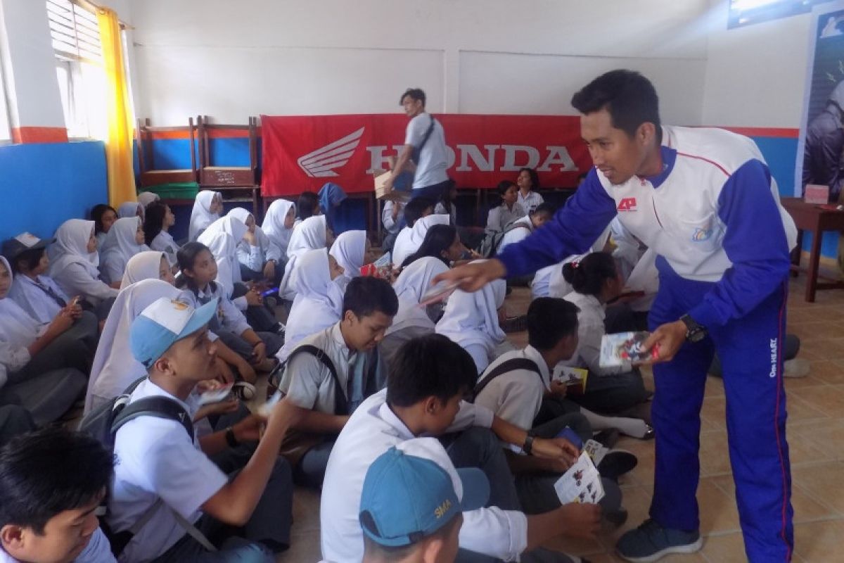 Honda 'Cari_Aman Demi Kecerdasan Bangsa' di SMK Pancasila Palu