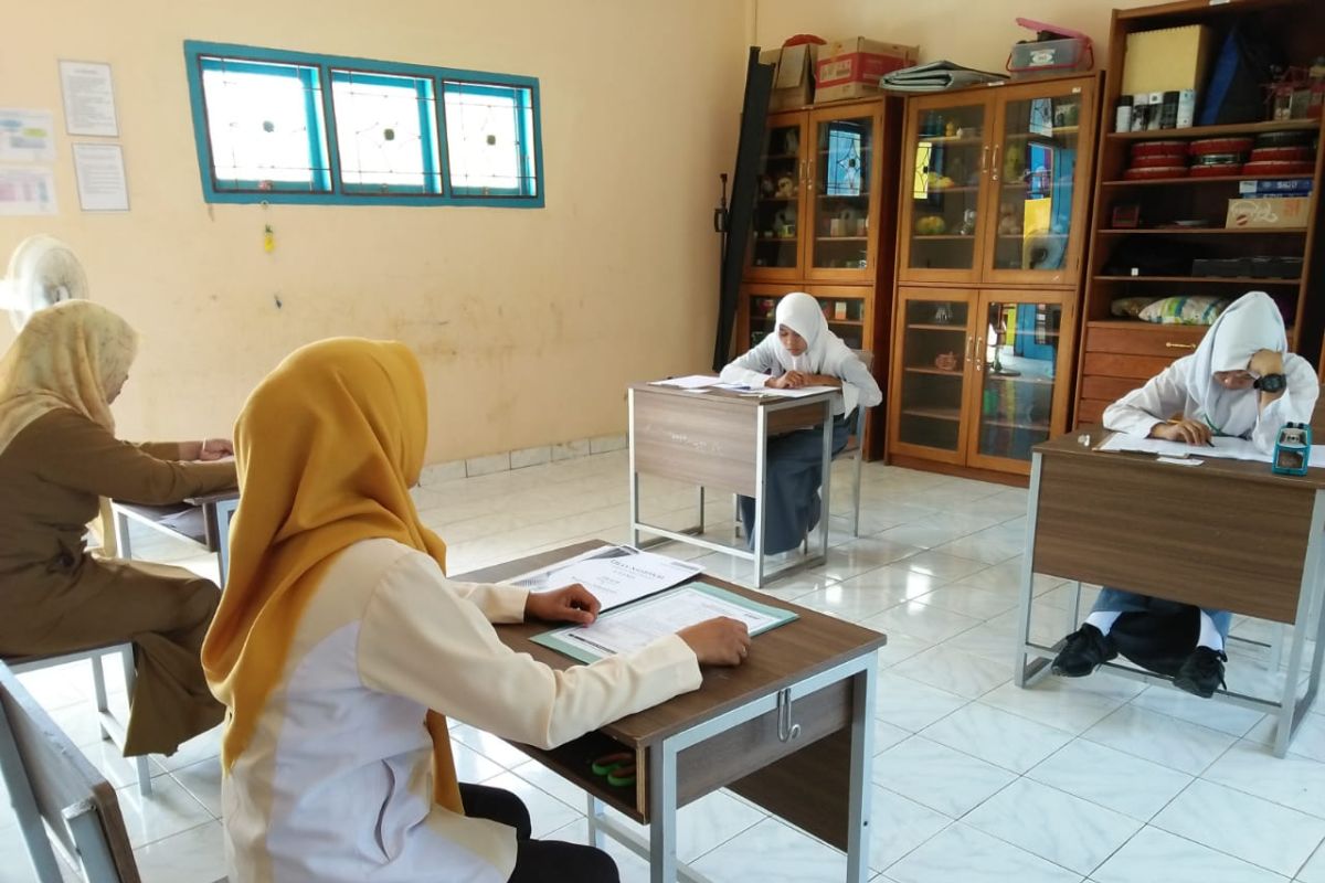 Dua siswa SMALB Muntok ikuti ujian nasional manual