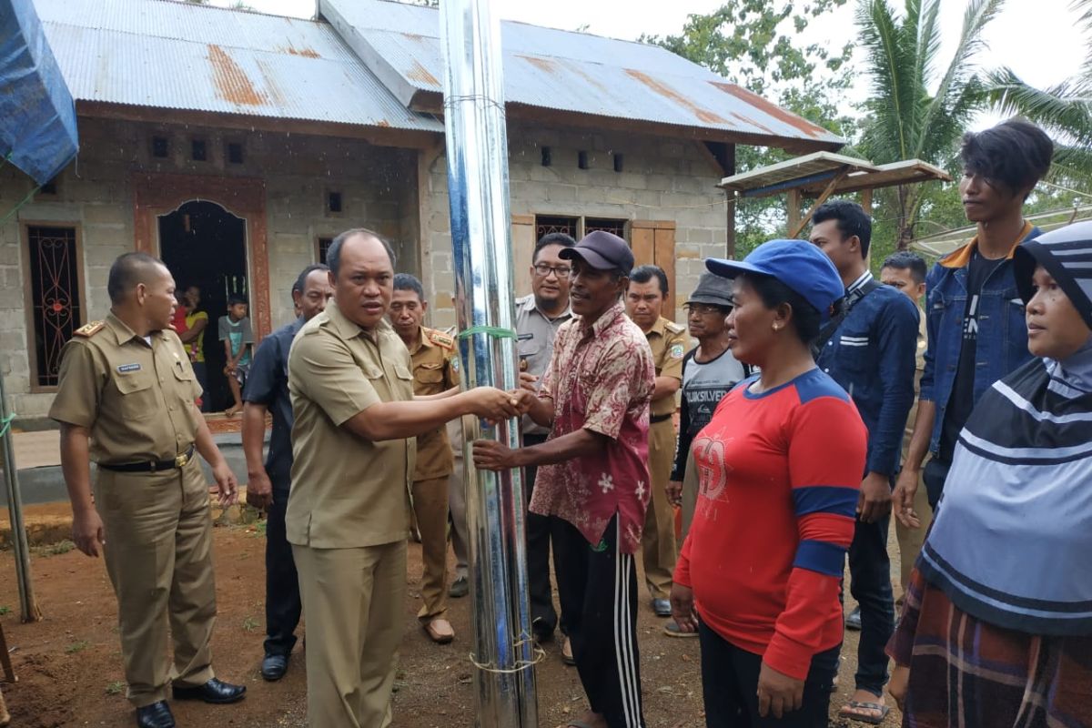 Bupati Konawe Utara serahkan bantuan korban puting beliung