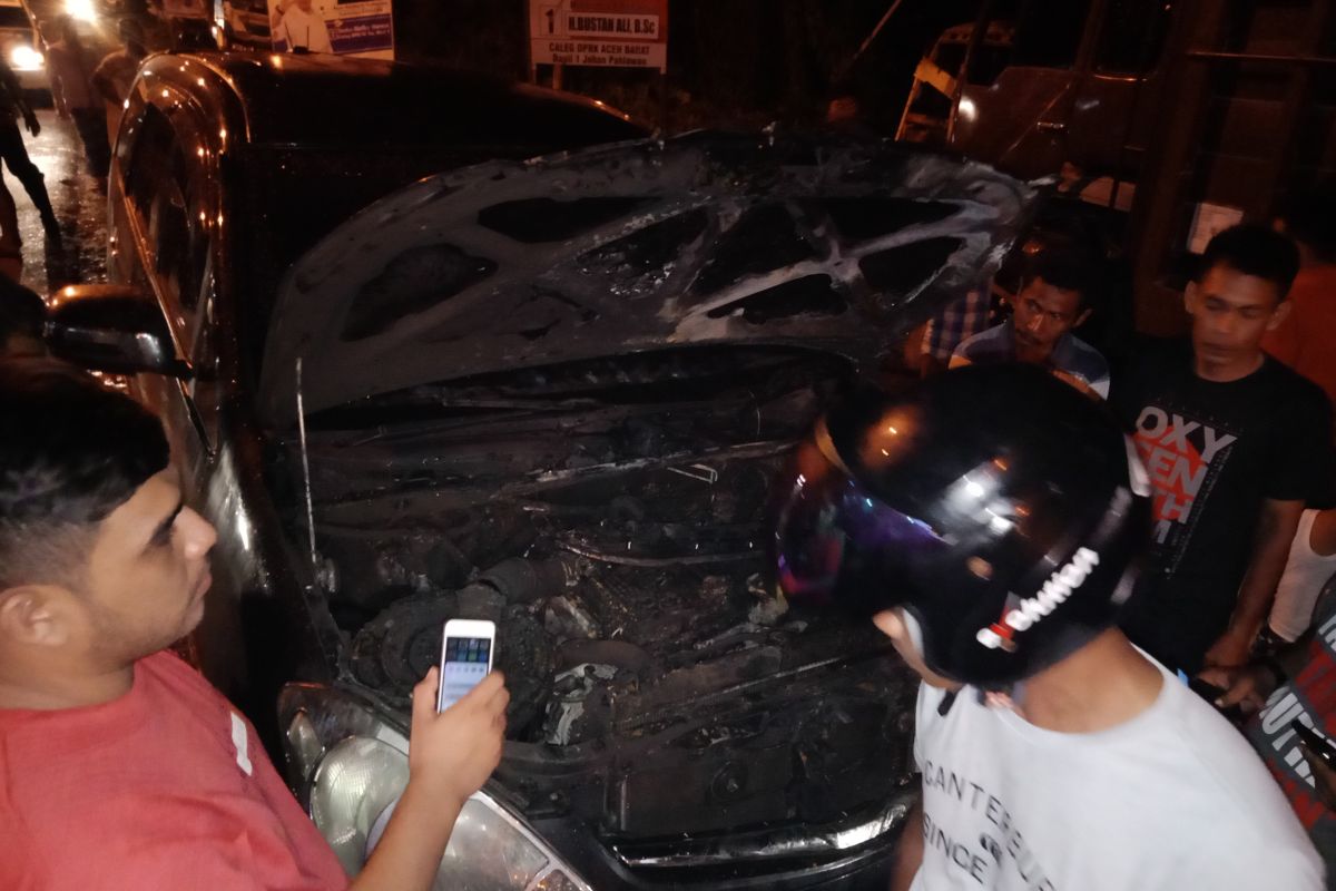 Sebuah mobil Kijang Innova terbakar di Meulaboh, pengemudi selamat