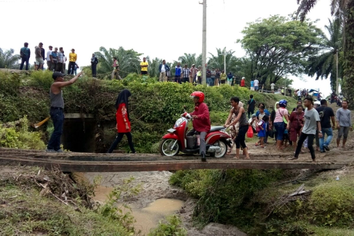 Ada jasa penyeberangan di lokasi longsor Tanah Jawa Simalungun