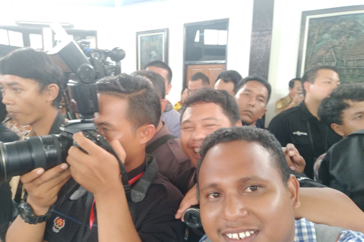 Wartawan berdesakan tunggu kedatangan Presiden