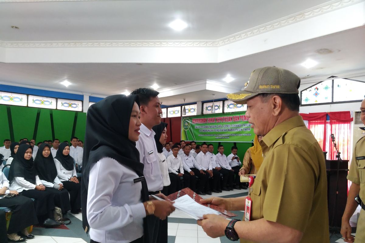 Bupati Tapin serahkan 137 SK CPNS