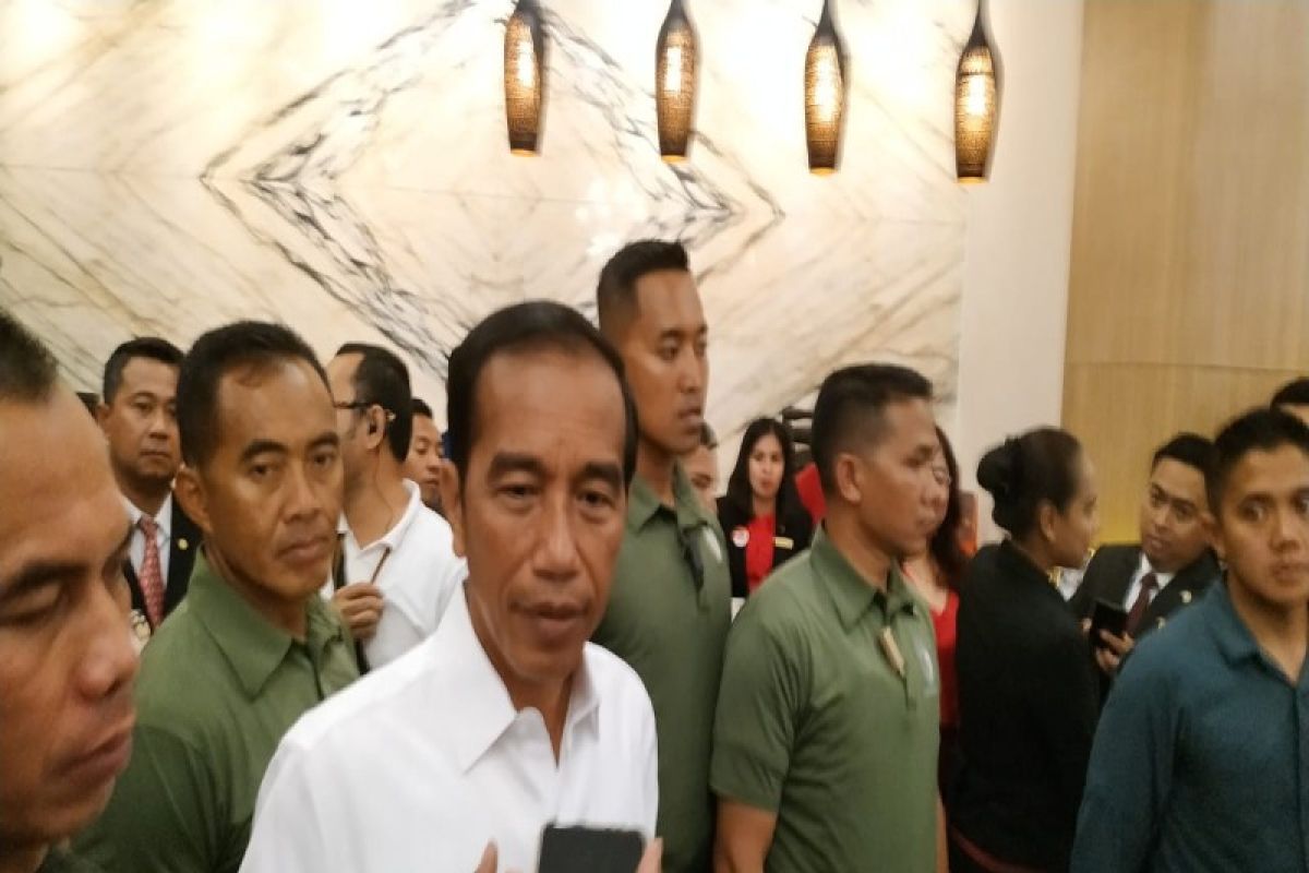 Jokowi tiba di Sorong disambut ribuan warga
