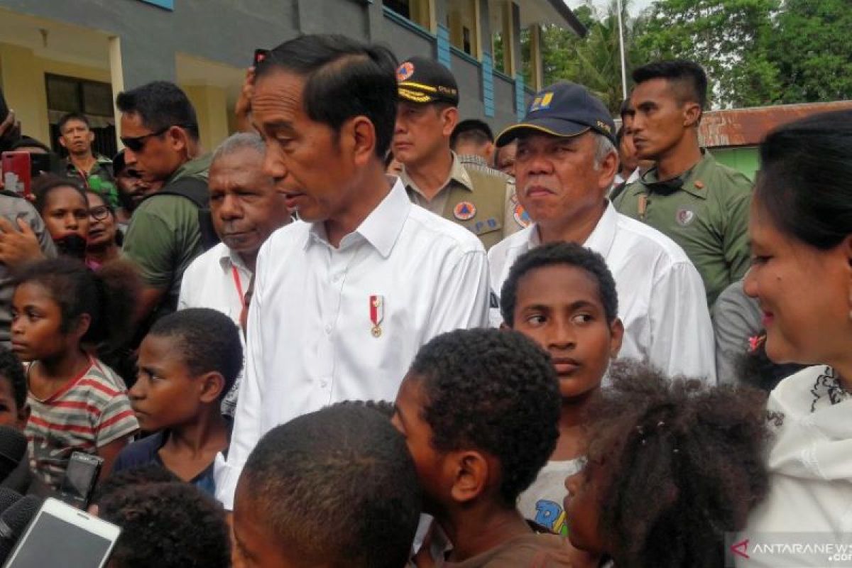 Ketika Jokowi ditarik anak-anak di sekolah rusak Desa Kemiri Papua