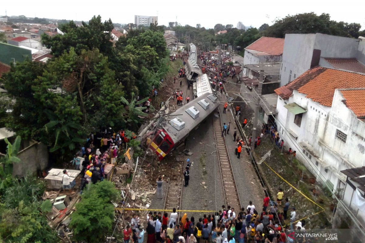 Two Indonesian Navy personnel killed by commuter train in Pasar Minggu