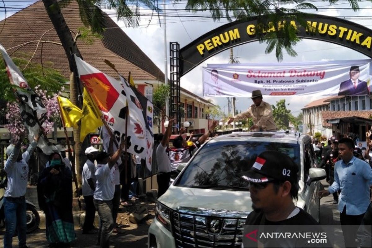 Prabowo disambut pendukungnya pada kampanye terbuka di GOR Satria Purwokerto