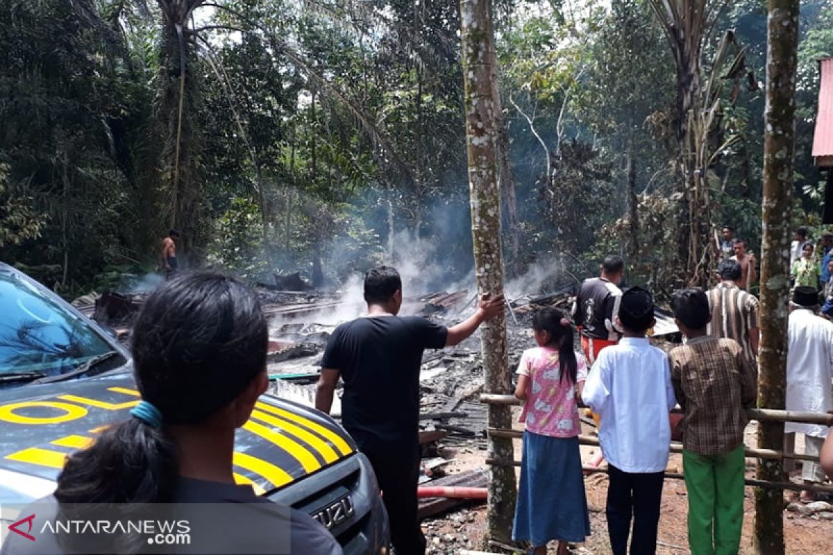 Pemkab Mukomuko bantu korban kebakaran rumah