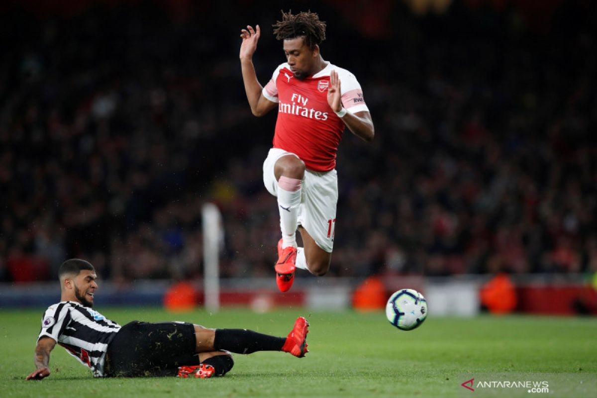 Everton boyong Alex Iwobi dari Arsenal