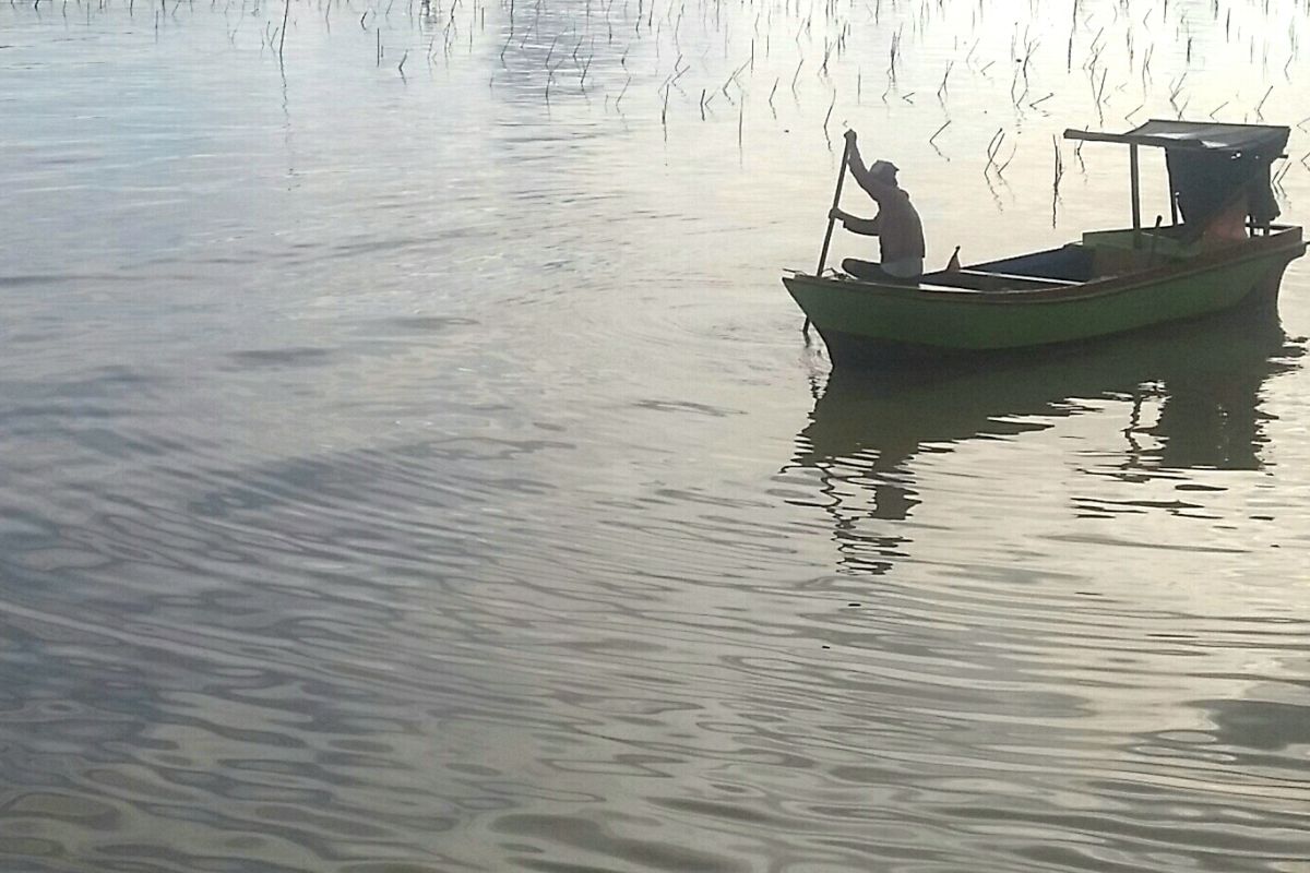 Kapal muat sembako nyaris tenggelam