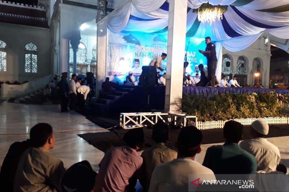 Peringati Isra Mi'raj, masyarakat mulai padati Masjid Raya Baiturrahman