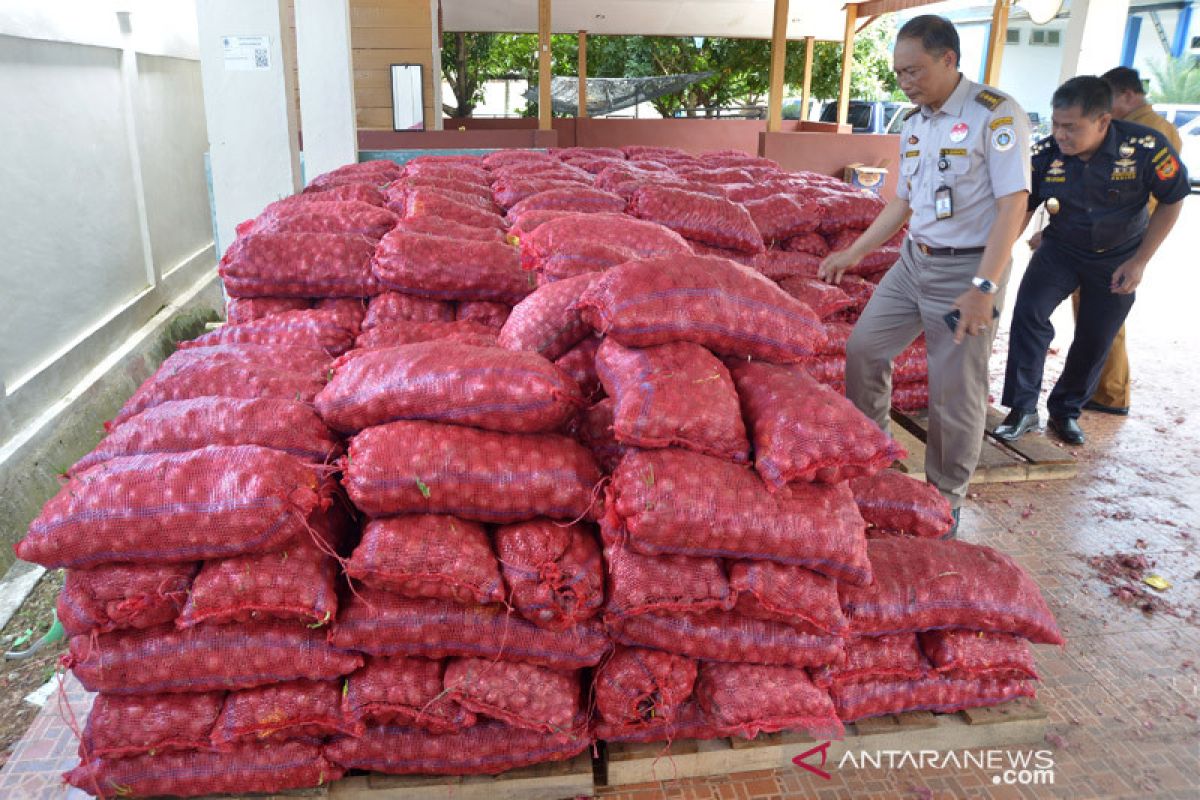 20 ton bawang merah hasil penindakan dihibahkan Bea Cukai Aceh