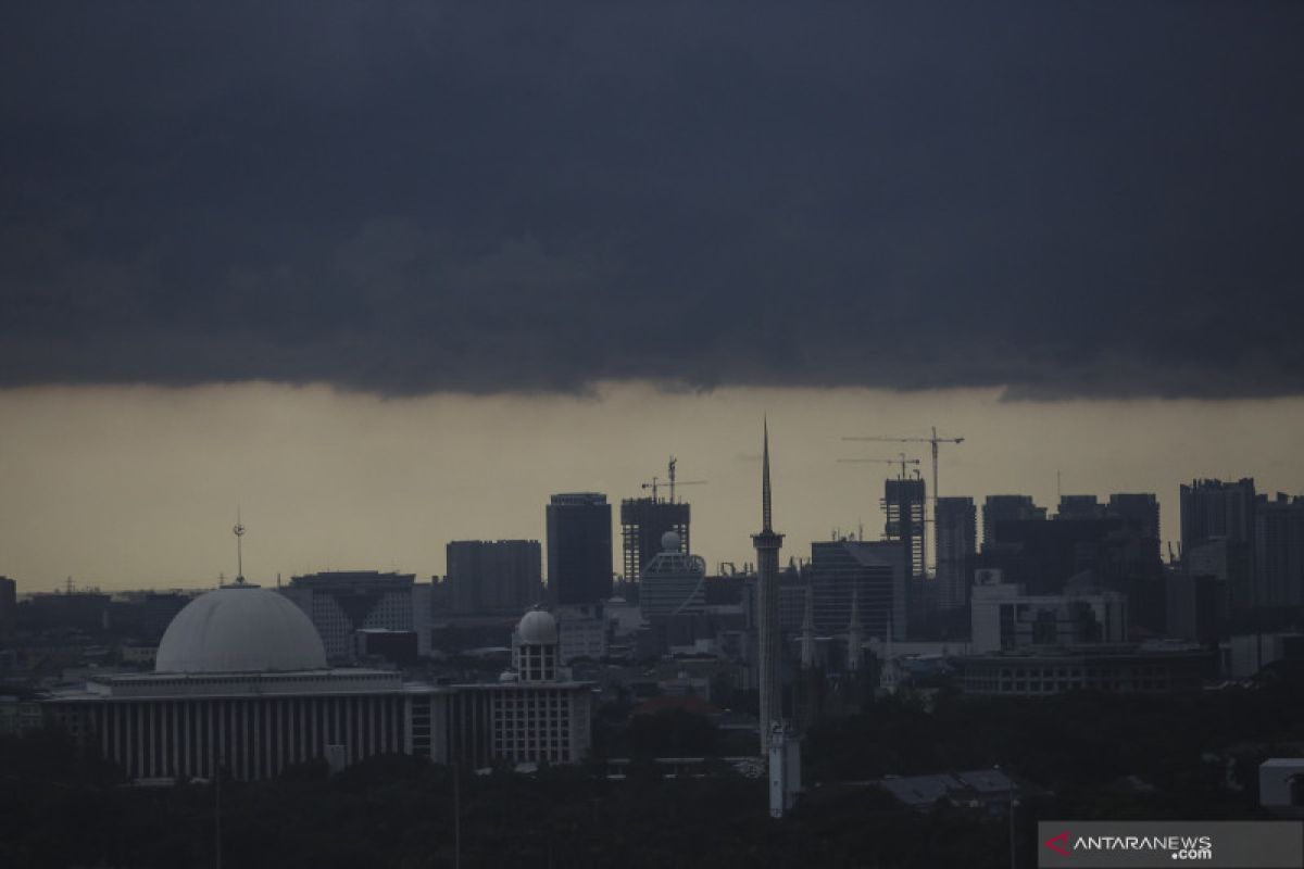 Warga perlu wasspadai hujan petir dan angin kencang di sebagian Jakarta hari ini