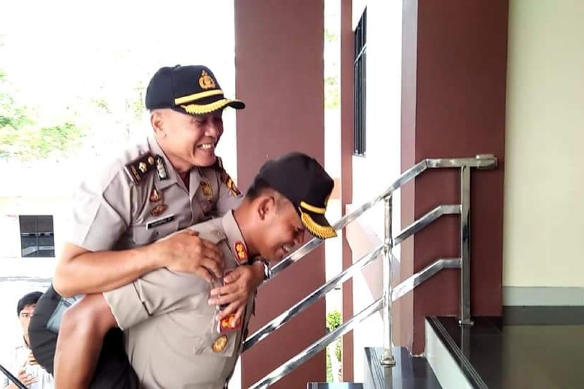 Kapolres Sanggau gendong anggotanya purna tugas