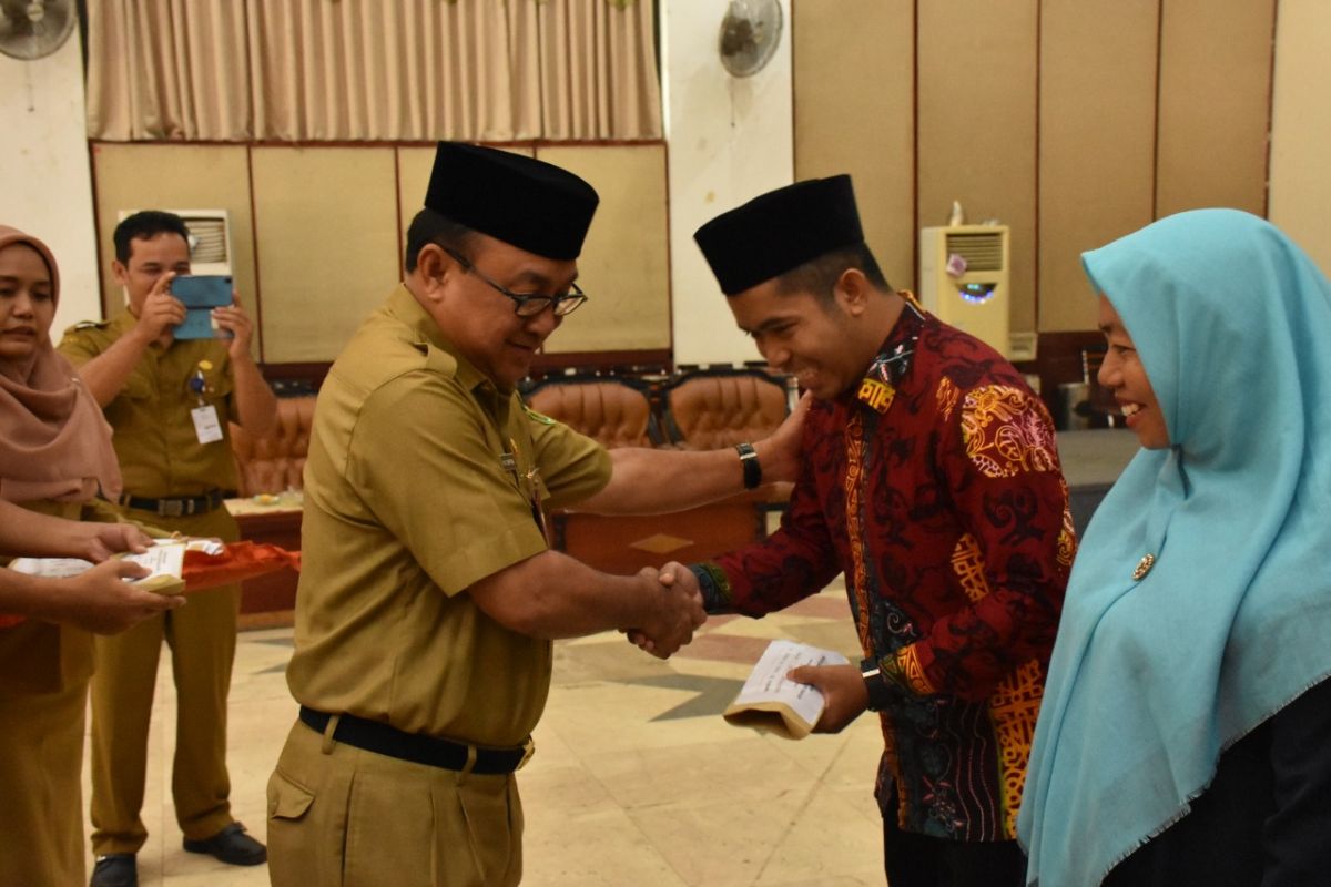 Bupati Tabalong serahkan bonus juara MTQ