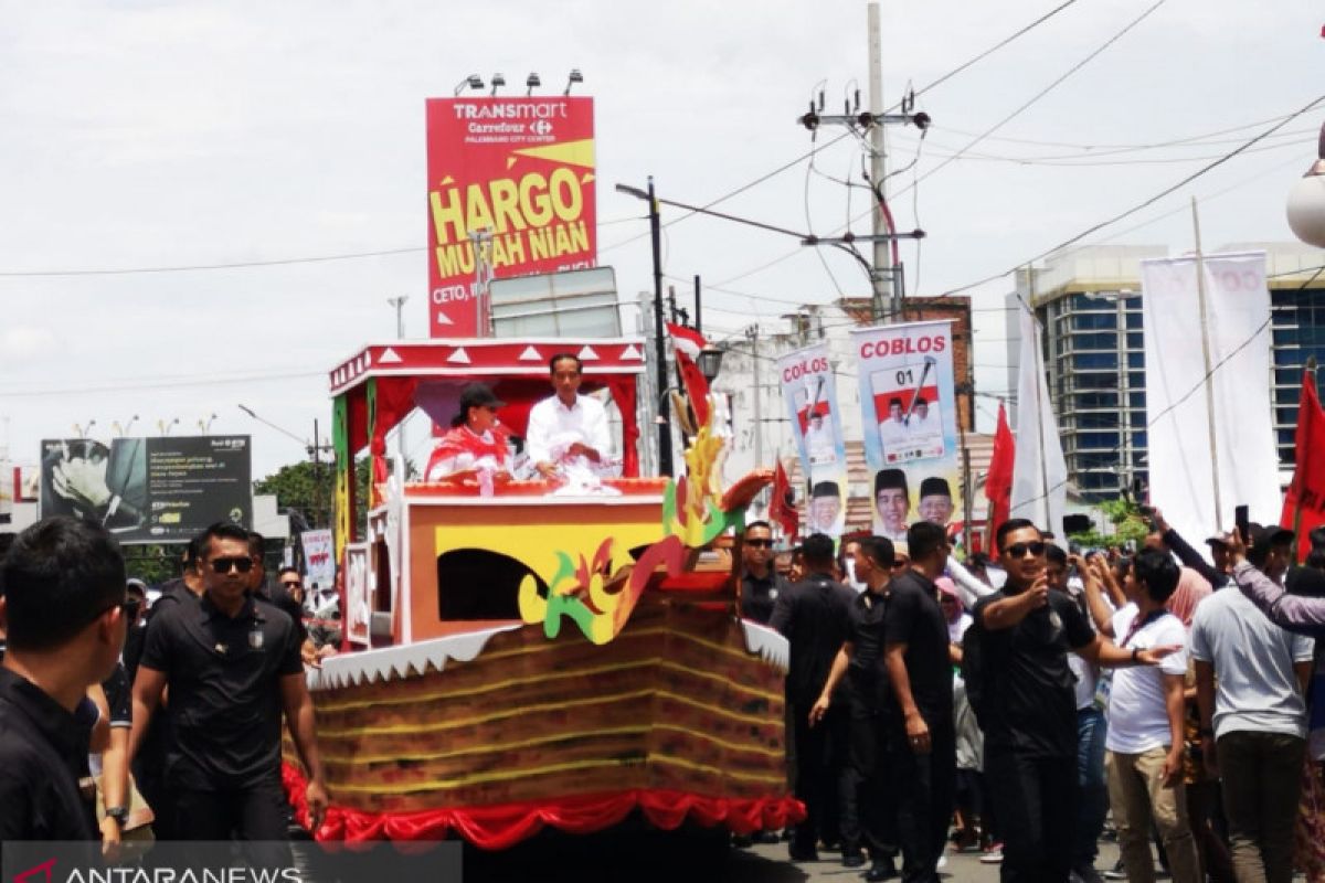 Jokowi diarak di atas mobil hias berbentuk kapal Sriwijaya