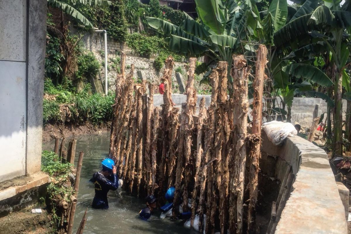 Perbaikan Tanggul Jatipadang terkendala pasokan material