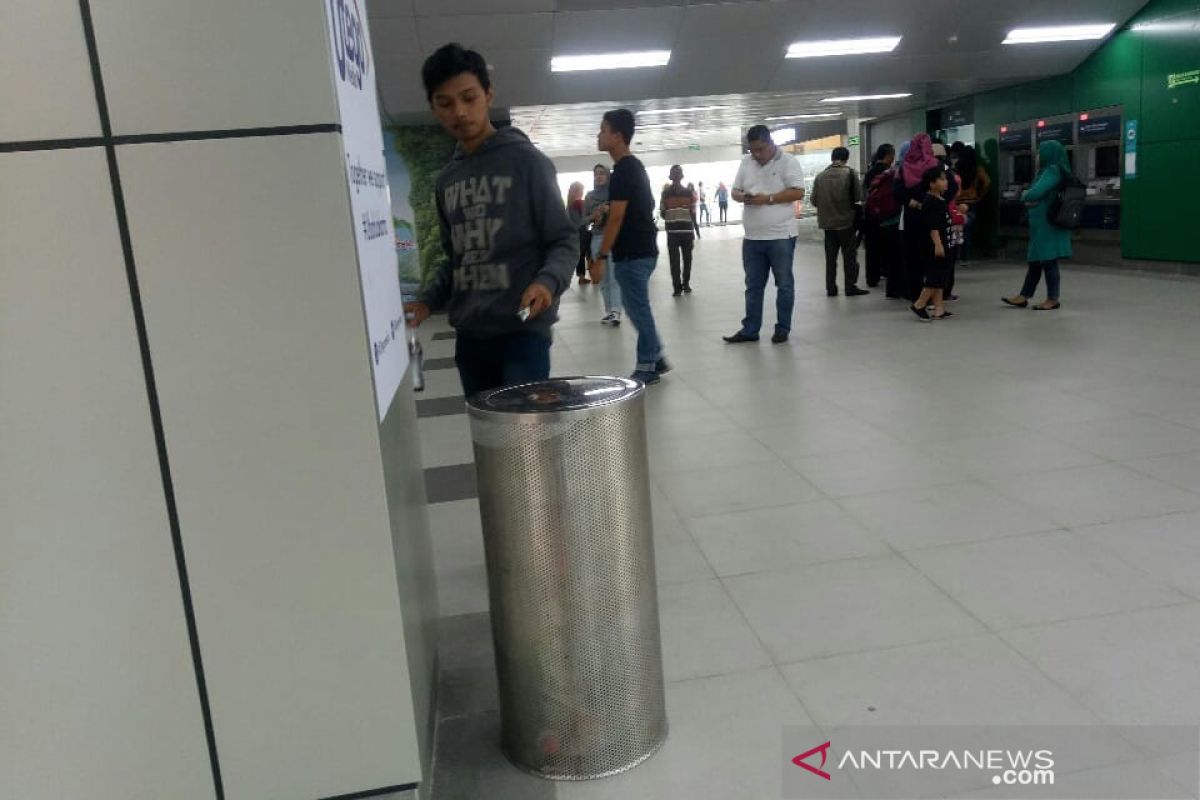 Pengguna keluhkan minimnya tempat sampah di stasiun MRT