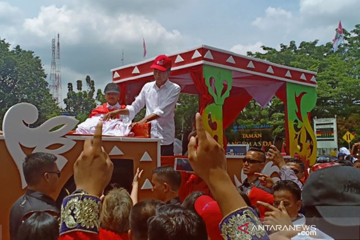 Jokowi kampanye Pilpres di Palembang pakai kendaraan hias, ribuan warga antusias
