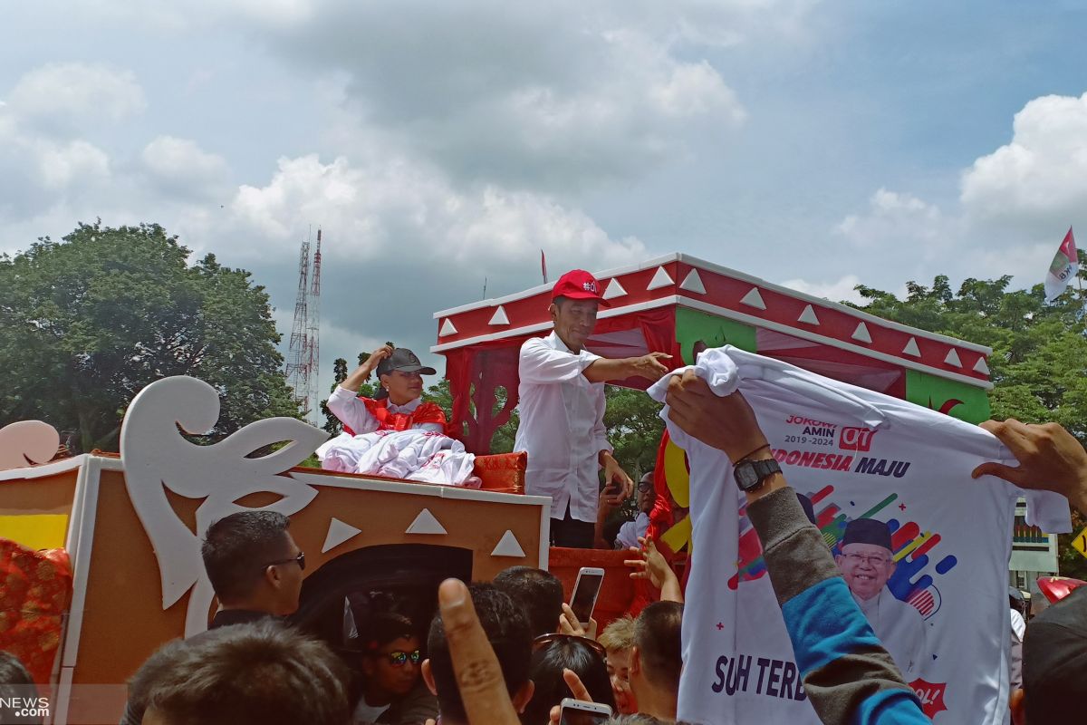 Jokowi naik kendaraan hias "diserbu" warga Palembang