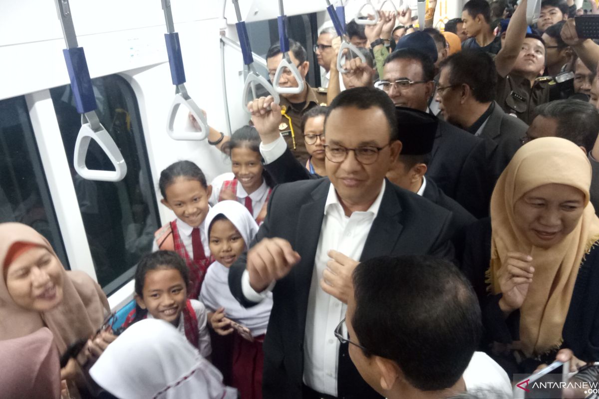 Anies kembali meninjau pelayanan MRT