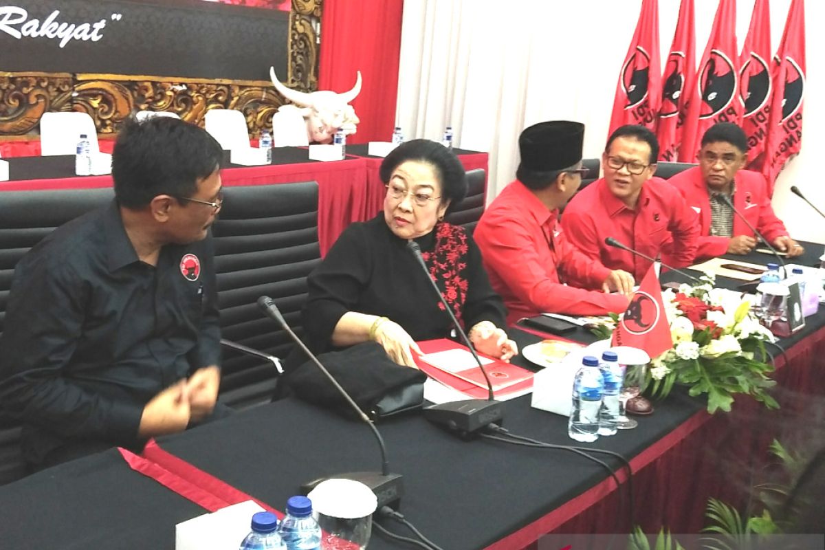 Megawati menyerahkan KTA kepada pemuka agama dan purnawiran TNI/Polri