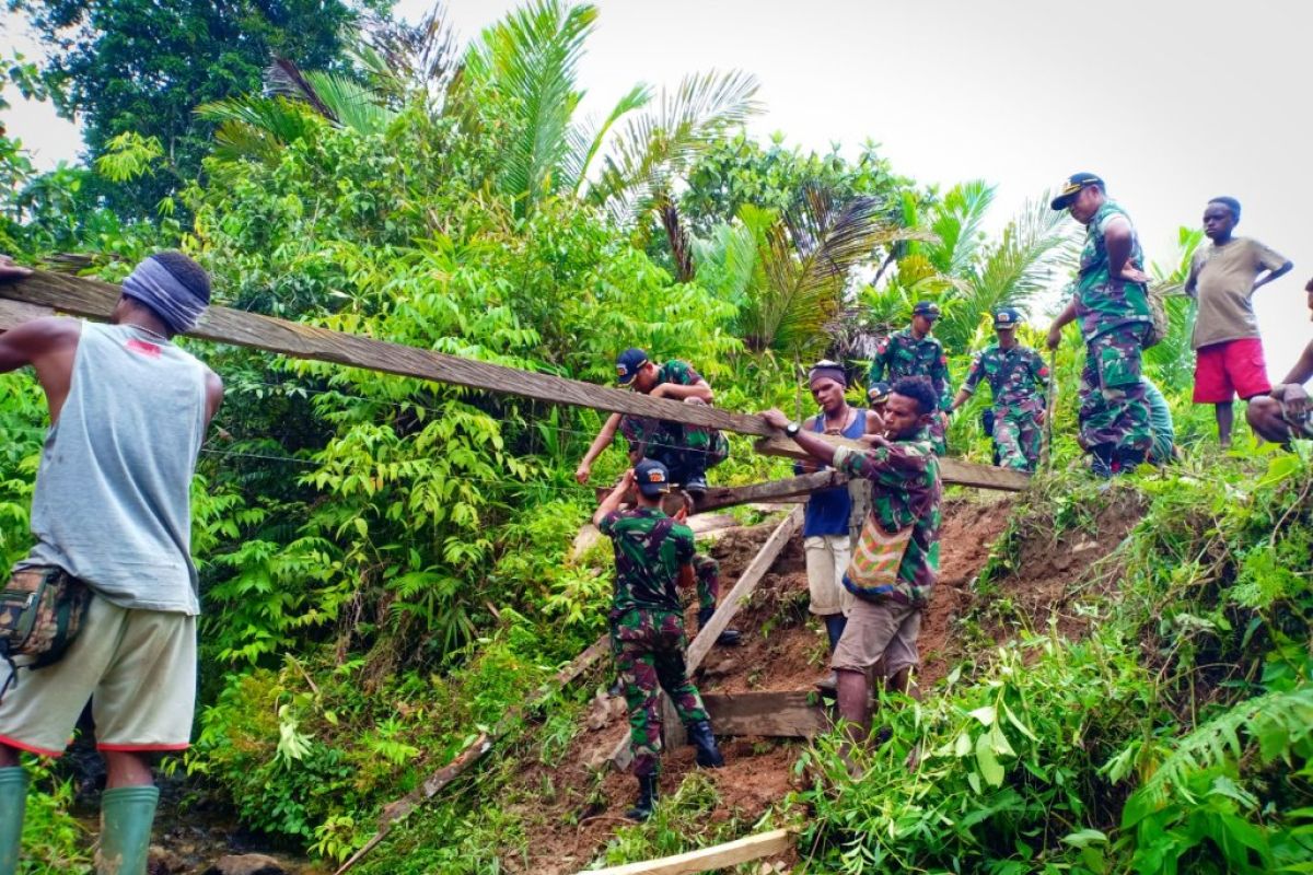 TNI bantu warga perbatasan RI-PNG di Keerom perbaiki jembatan