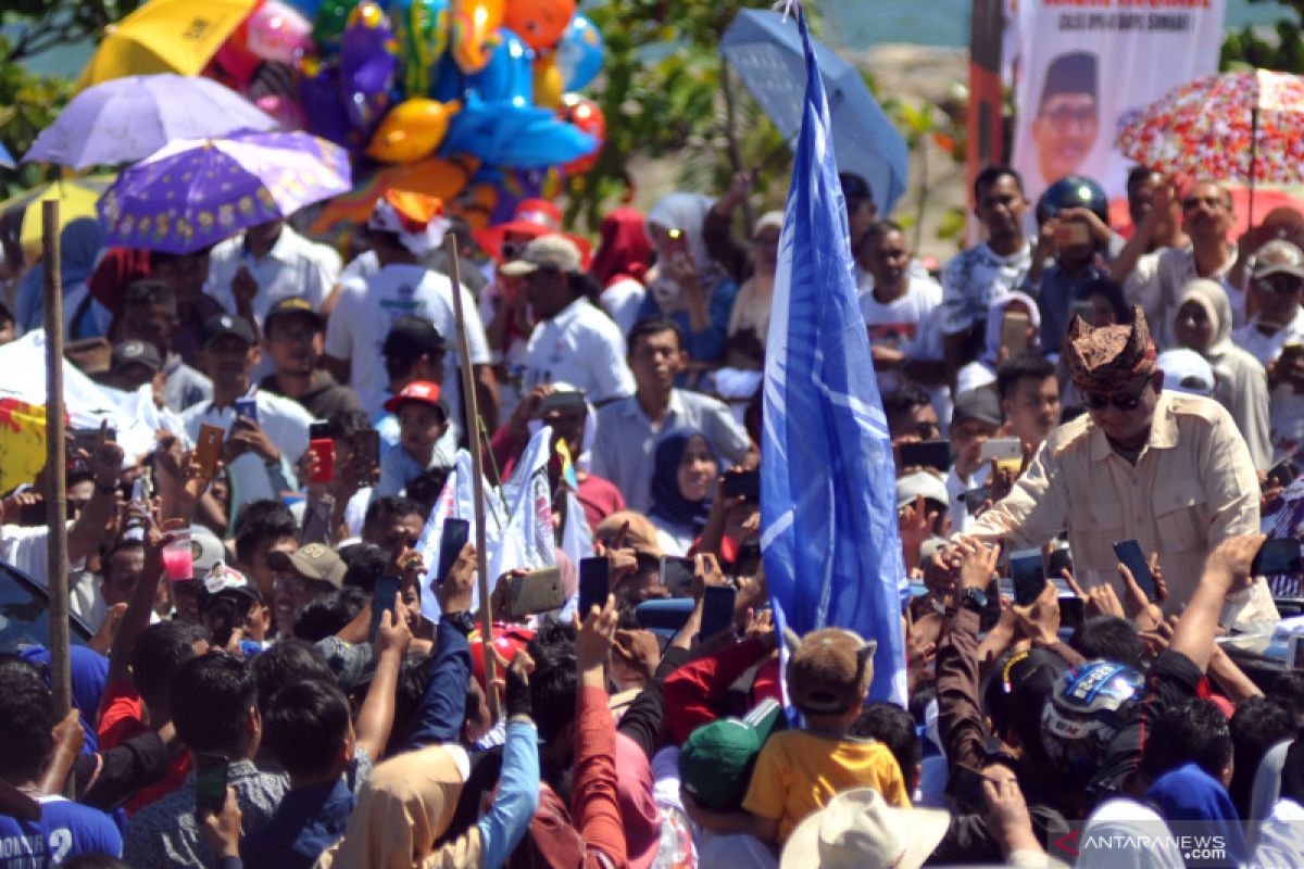 Kedatangan Prabowo disambut meriah ribuan masyarakat di Padang