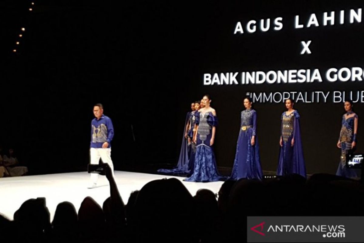 Gaun biru bersulam karawo karya Agus Lahinta tampil di IFW