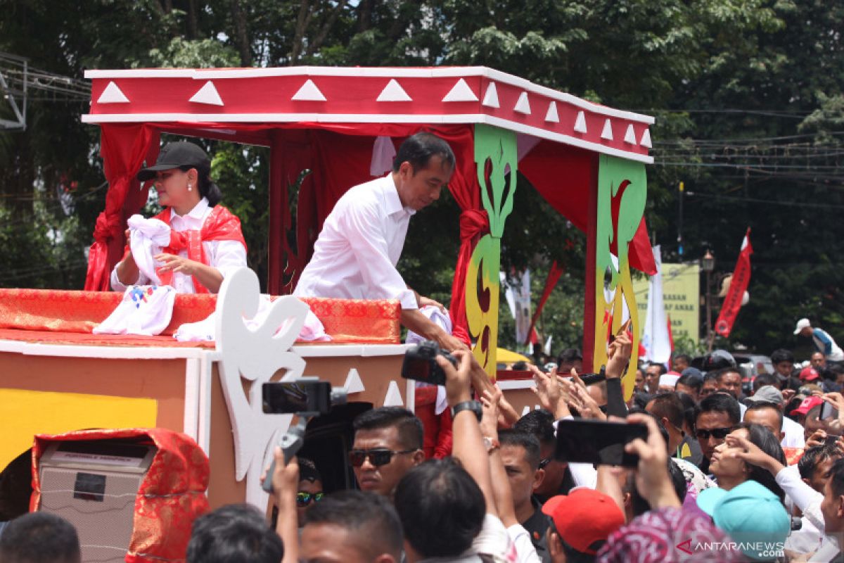 Jokowi disambut pawai budaya di Batam