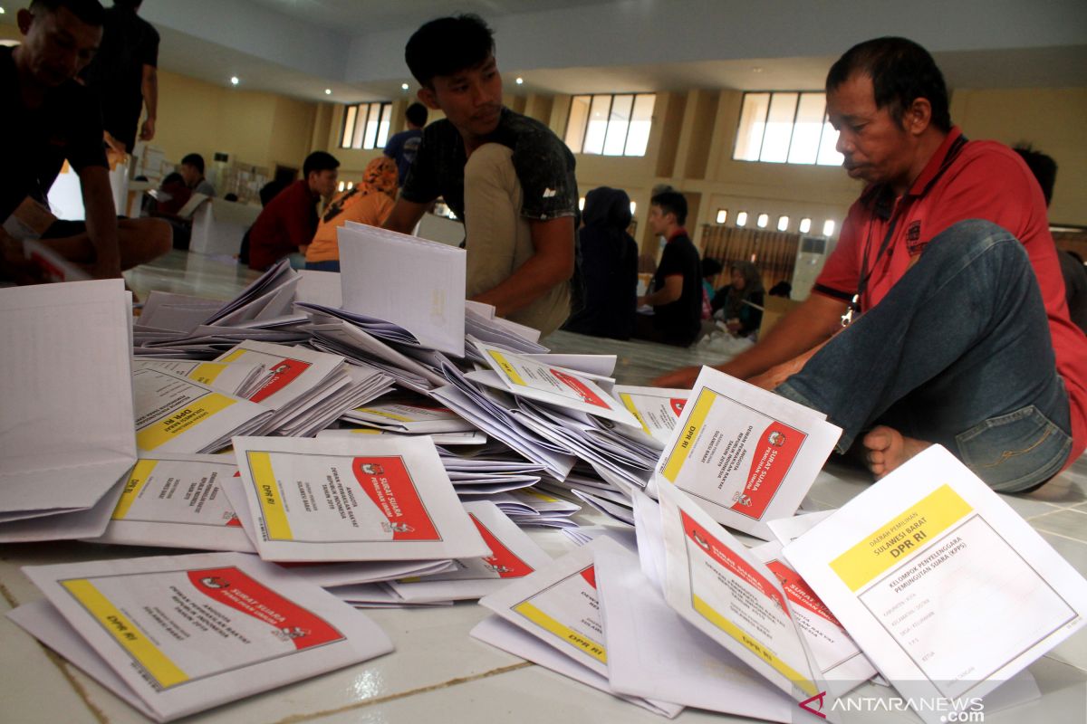 Sumatera Barat kekurangan 360 ribu surat suara pemilu