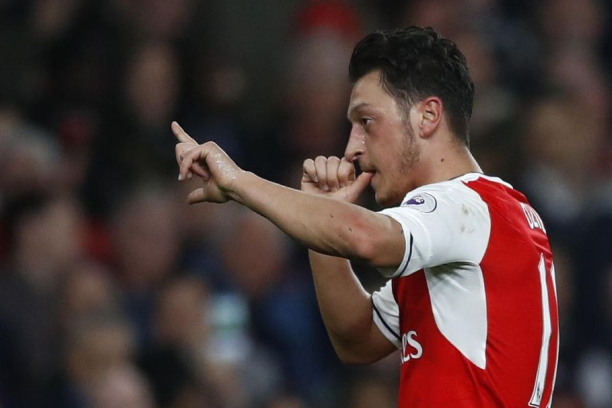 Pemain Arsenal Ozil dan Kolasinac absen lawan Newcastle menyusul insiden perampokan