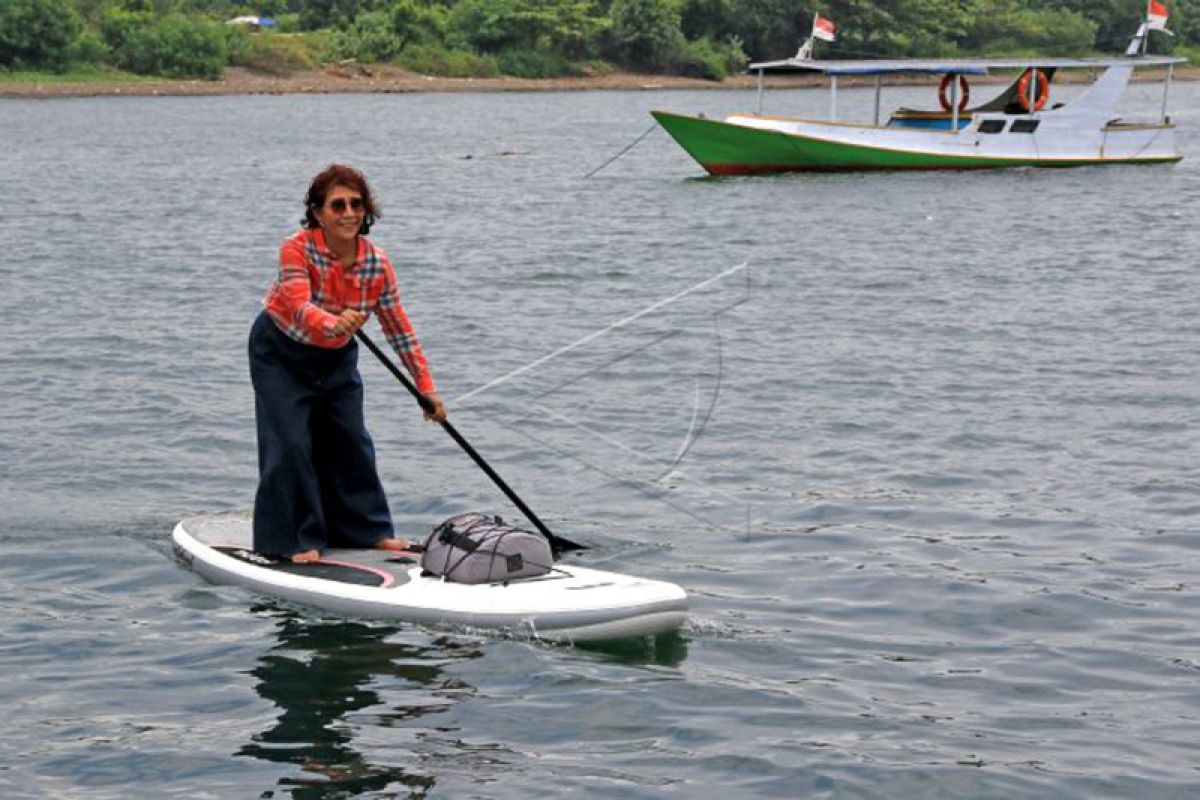 Menteri Susi Bermain Paddle