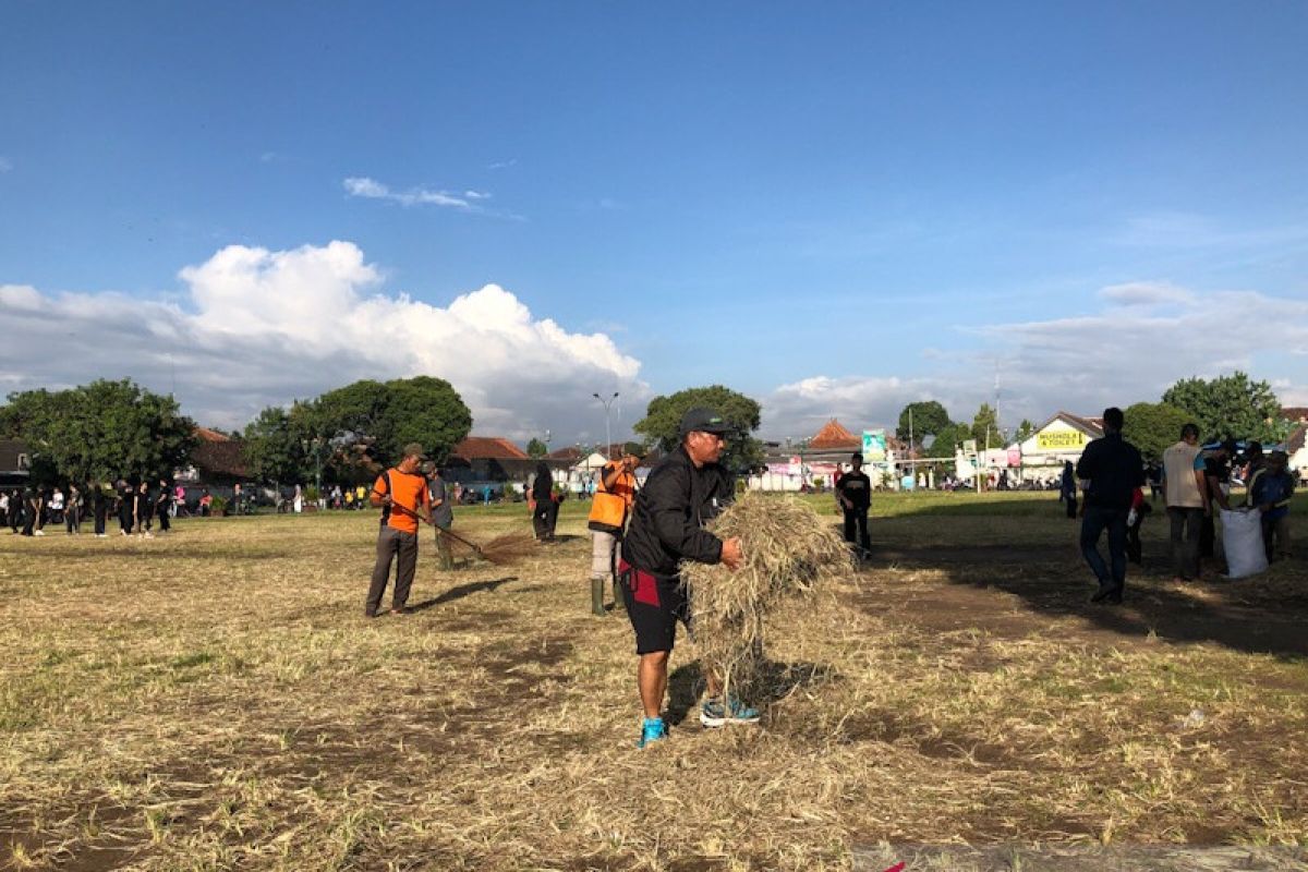 Jelang 30 tahun "jumeneng dalem", warga bersihkan Alun-alun Yogya