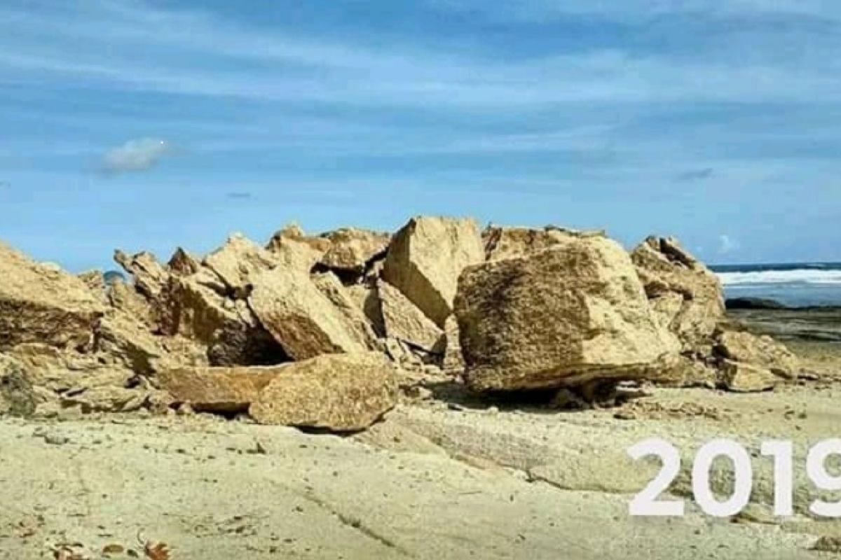 Batu payung ikon wisata di Lombok roboh diterjang gelombang