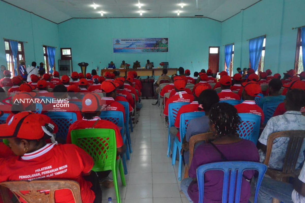 Nelayan Sorong Selatan mendapatkan pelatihan perbaikan mesin